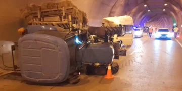 Sinop’ta, minibüs ile traktörün çarpışması sonucu 11 kişi yaralandı!