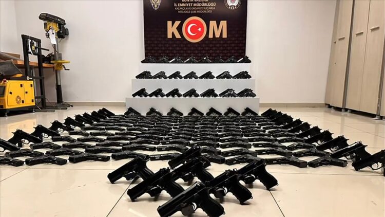 225 ruhsatsiz tabanca ele gecirildi habermeydan