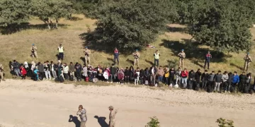 69 kaçak göçmen ve 1 terör şüphelisi yakalandı