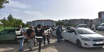 İzmir merkezli araç kaçakçılığı operasyonu