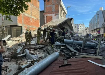 Küçükçekmece’de bina çöktü! Enkaz altında kalanlar var