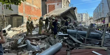 Küçükçekmece’de bina çöktü! Enkaz altında kalanlar var