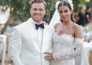Tolga Sarıtaş ve sevgilisi Zeynep Mayruk Çeşme’de evlendi!