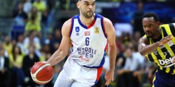 Anadolu Efes, Fenerbahçe Beko’yu son saniyede devirdi!