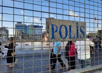 Taksim Meydanı’na giden yollar barikatlarla kapatıldı