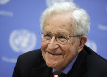 Öldü denilen Noam Chomsky hastaneden taburcu edildi