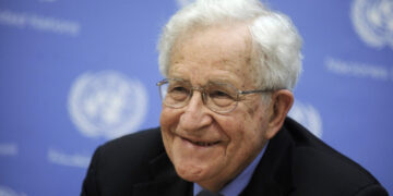 Öldü denilen Noam Chomsky hastaneden taburcu edildi