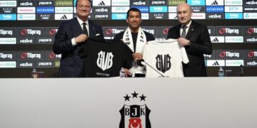 Giovanni van Bronckhorst, Beşiktaş’a imzayı attı!