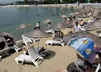 Termometreler zirve yaptı! İstanbullular serinlemek için denize akın etti