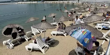 Termometreler zirve yaptı! İstanbullular serinlemek için denize akın etti