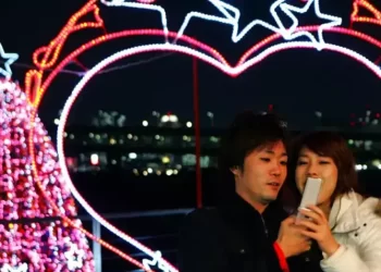 Japonya’da düşen doğum oranlarına karşı flört uygulaması başlatılıyor
