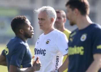 Jose Mourinho yeni takımıyla ilk antrenmanına çıktı