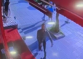 Muş merkezde, dükkanın camını kırıp telefonu aldı, elindeki bıçağı sallayarak gitti!