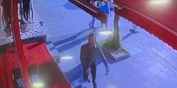 Muş merkezde, dükkanın camını kırıp telefonu aldı, elindeki bıçağı sallayarak gitti!