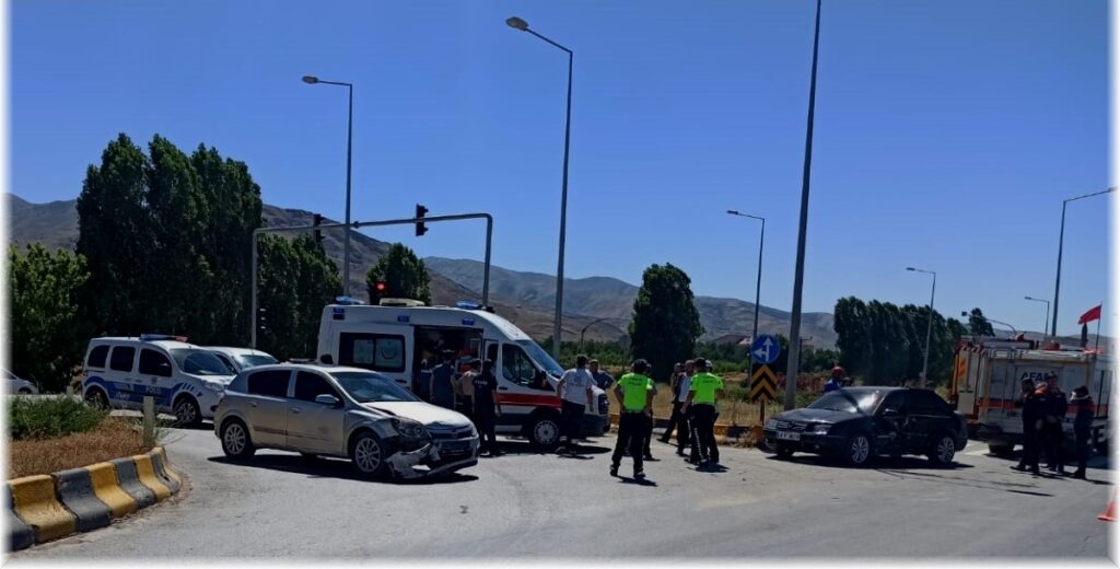 mus ta 2 otomobilin carpismasi sonucu 3 kisi yaralandi habermeydan e1719501280741