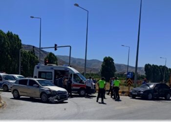 Muş’ta 2 otomobilin çarpışması sonucu 3 kişi yaralandı!