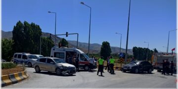 Muş’ta 2 otomobilin çarpışması sonucu 3 kişi yaralandı!