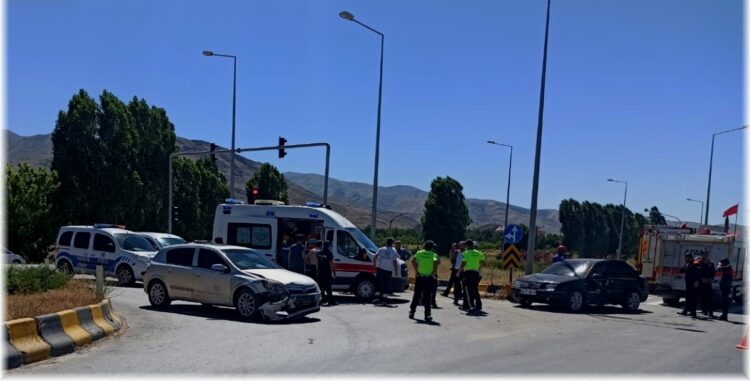 mus ta 2 otomobilin carpismasi sonucu 3 kisi yaralandi habermeydan e1719501280741