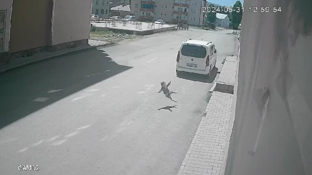 mus ta 2 yasindaki bebek 7 kattan duserek hayatini kaybetti habermeydan