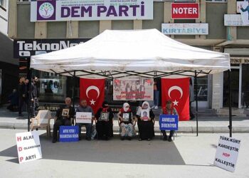 Muş’ta ailelerin DEM Parti önündeki evlat nöbeti devam ediyor!