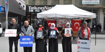 Muş’ta ailelerin evlat nöbeti kararlılıkla sürüyor!