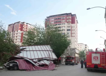 Muş’ta çatıları uçuran fırtınada 3 araç hasar gördü!