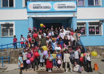 Muş’ta gönüllü gençler köy çocuklarını geleneksel oyunlarla eğlendirdi!