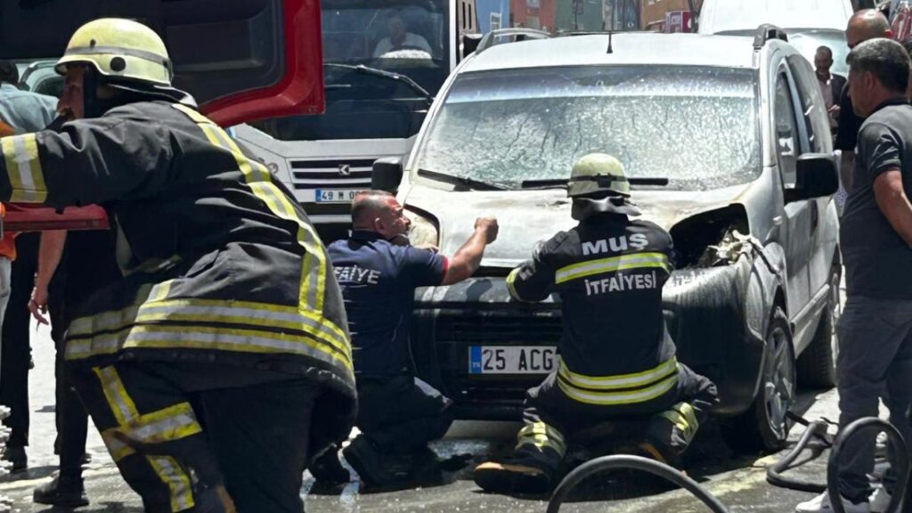 mus ta park halindeki aracin motoru alev aldi habermeydan