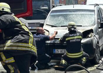 Muş’ta park halindeki aracın motoru alev aldı!