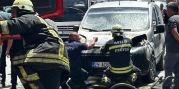 Muş’ta park halindeki aracın motoru alev aldı!