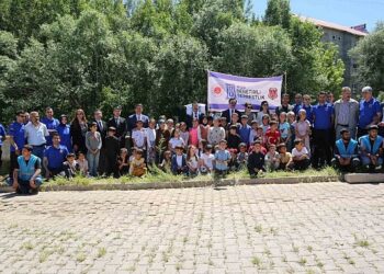 Muş’ta, Savcı ve hakimler öğrencilerle fidan diktiler!