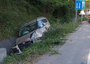 Sinop-Boyabat yolunda hafif ticari araç devrildi: 4 yaralı!
