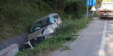 Sinop-Boyabat yolunda hafif ticari araç devrildi: 4 yaralı!