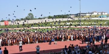 Sinop’ta 3 bin 262 üniversite öğrencisinin mezuniyet coşkusu!