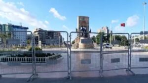 Taksim Meydanı'na giden yollar barikatlarla kapatıldı taksim meydani barikat habermeydan