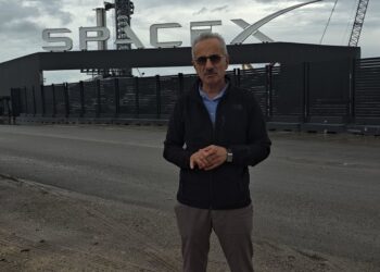 Bakan Uraloğlu Spacex’in üretim tesisi’ni ziyaret etti