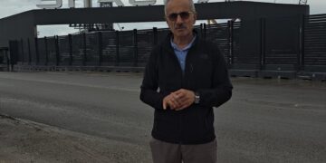Bakan Uraloğlu Spacex’in üretim tesisi’ni ziyaret etti