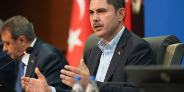 Bakan Kurum: Deprem bölgesinde siyasi polemiğe yer yoktur