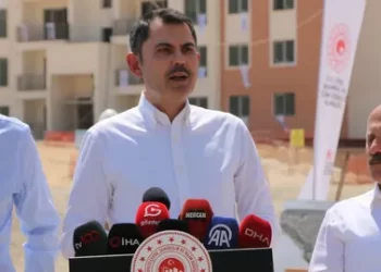 Bakan Kurum: İşler bitene kadar asla deprem bölgesinden ayrılmayacağız