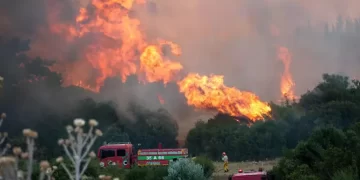 İzmir’deki yangın yerleşim yerlerine sıçradı!
