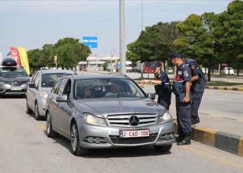 Jandarma ekiplerinden Kapıkule’de gurbetçilere yol güvenliği bilgilendirmesi