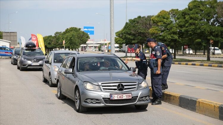 Jandarma ekiplerinden Kapikulede gurbetcilere yol guvenligi bilgilendirmesi habermeydan