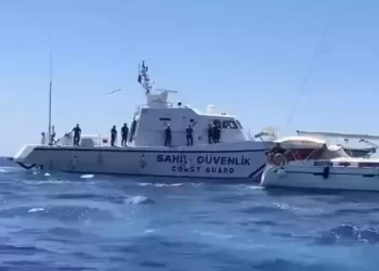 Uluslararası sularda yurt dışına kaçmaya çalışan 10 şüpheli yakalandı