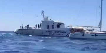 Uluslararası sularda yurt dışına kaçmaya çalışan 10 şüpheli yakalandı