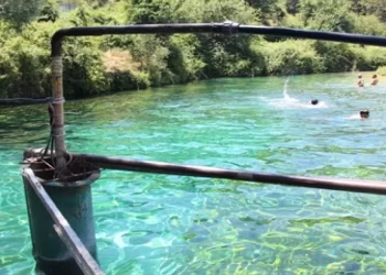 Girilmesi yasak barajda yüzen 13 kişiye 26.676 lira ceza kesildi