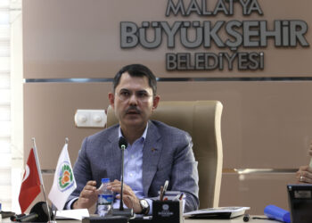 Bakan Kurum ilk ziyaretinde depremden en çok etkilenen illerden olan Malatya’da