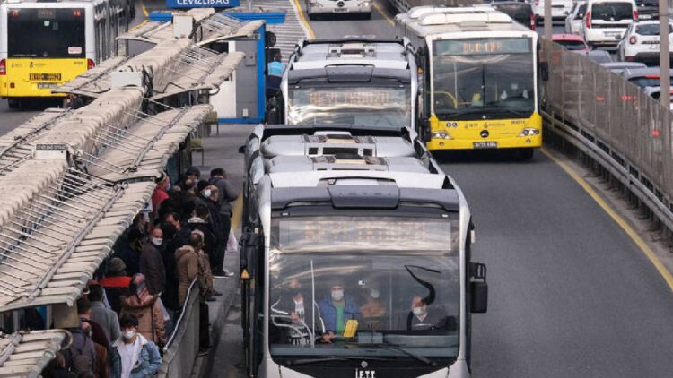 30 Ağustos Zafer Bayramı yıldönümü ile beraber toplu taşıma ücret tarifesi de vatandaşların gündemine geldi.