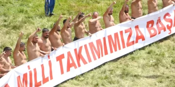 Kırkpınar’da, başpehlivanlardan A Milli Futbol Takımı’na bozkurt işaretiyle destek!