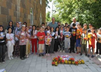 Mahalle muhtarı’ndan Kur’an kursunda eğitim gören çocuklara oyuncak!