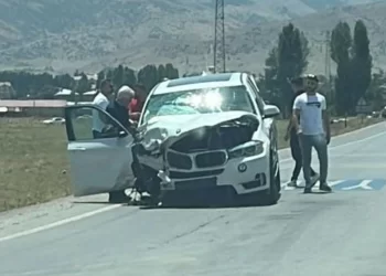 Muş’ta, 2 otomobil kafa kafaya çarpıştı; 4 yaralı!